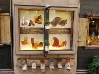 handgemachte Blumentöpfe vor dem Schaufenster eines Schuhmachers